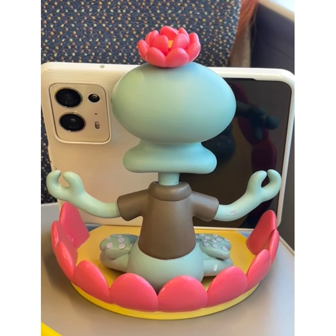 Giá Đỡ Điện Thoại Hình Bạch Tuộc Và Hoa Sen Bằng Nhựa Resin Thông Dụng