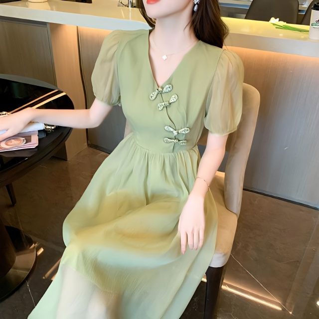 Màu xanh lá cây cải tiến sườn xám phụ nữ mùa hè thiết kế váy voan niche v-cổ phồng tay áo tea break váy dài chần chờ xpah