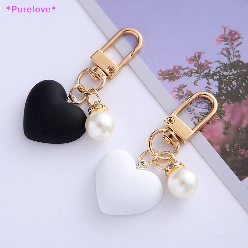Purelove &gt; Móc Khóa Hình Trái Tim Mặt Nhám Màu Trắng Đen Đính Ngọc Trai Thời Thượng Kèm Túi Đựng Tai Nghe Cho Cặp Đôi /