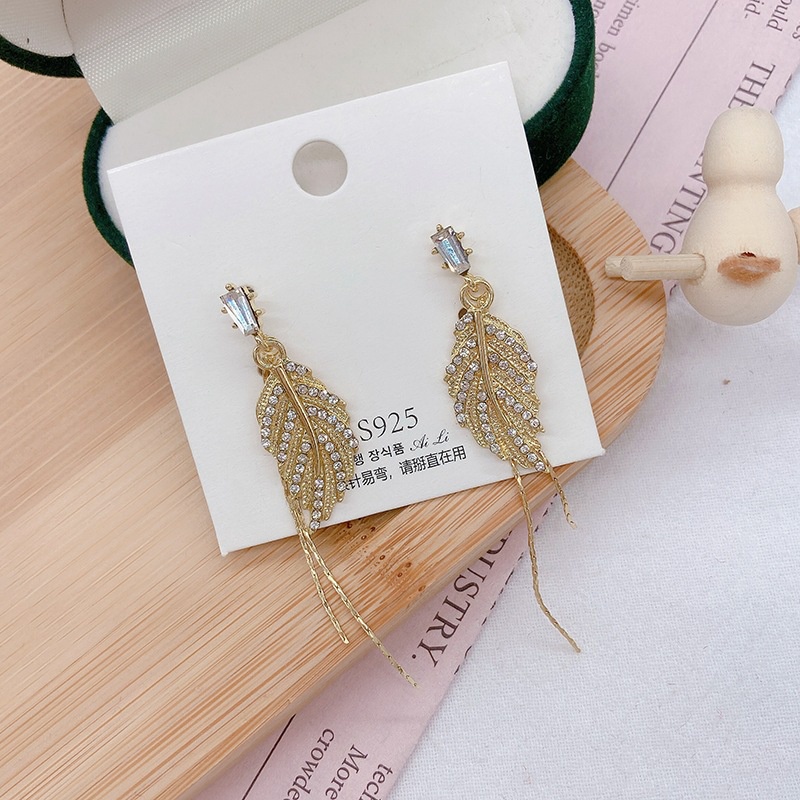 Bông Tai Dáng Dài Hình Chiếc Lá Đính Đá Phối Tua Rua Thời Trang Hàn Quốc Cho Nữ