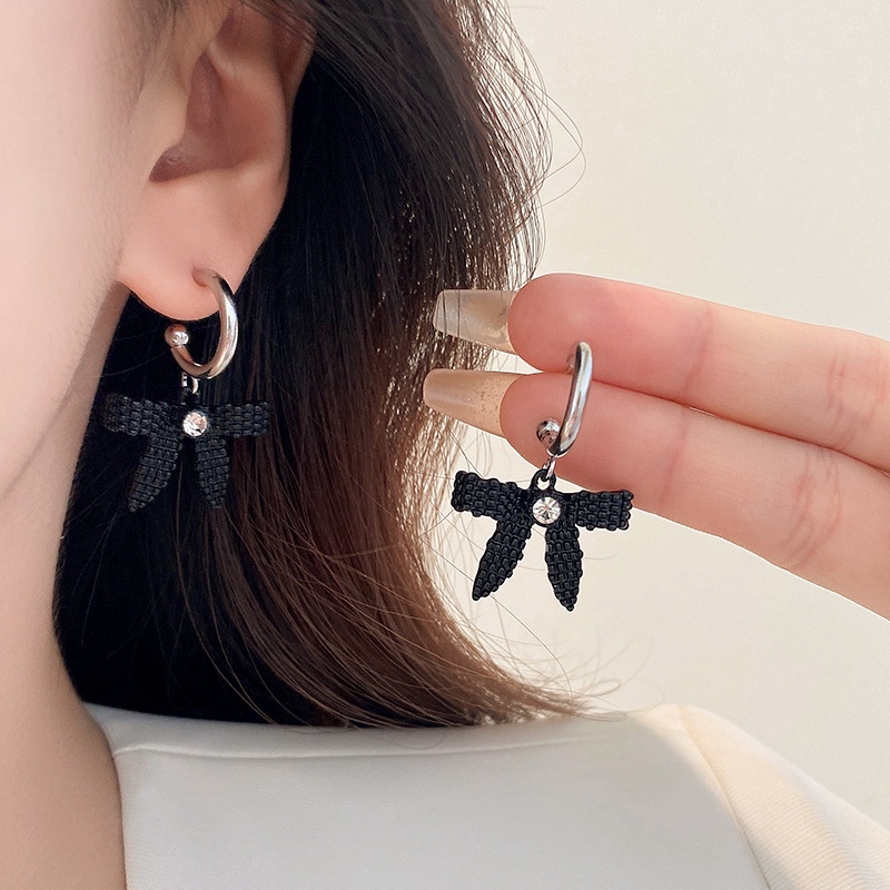 Vòng Cổ Dây Da Tua Rua Thắt Nơ Đính Kim Cương Giả Thời Trang