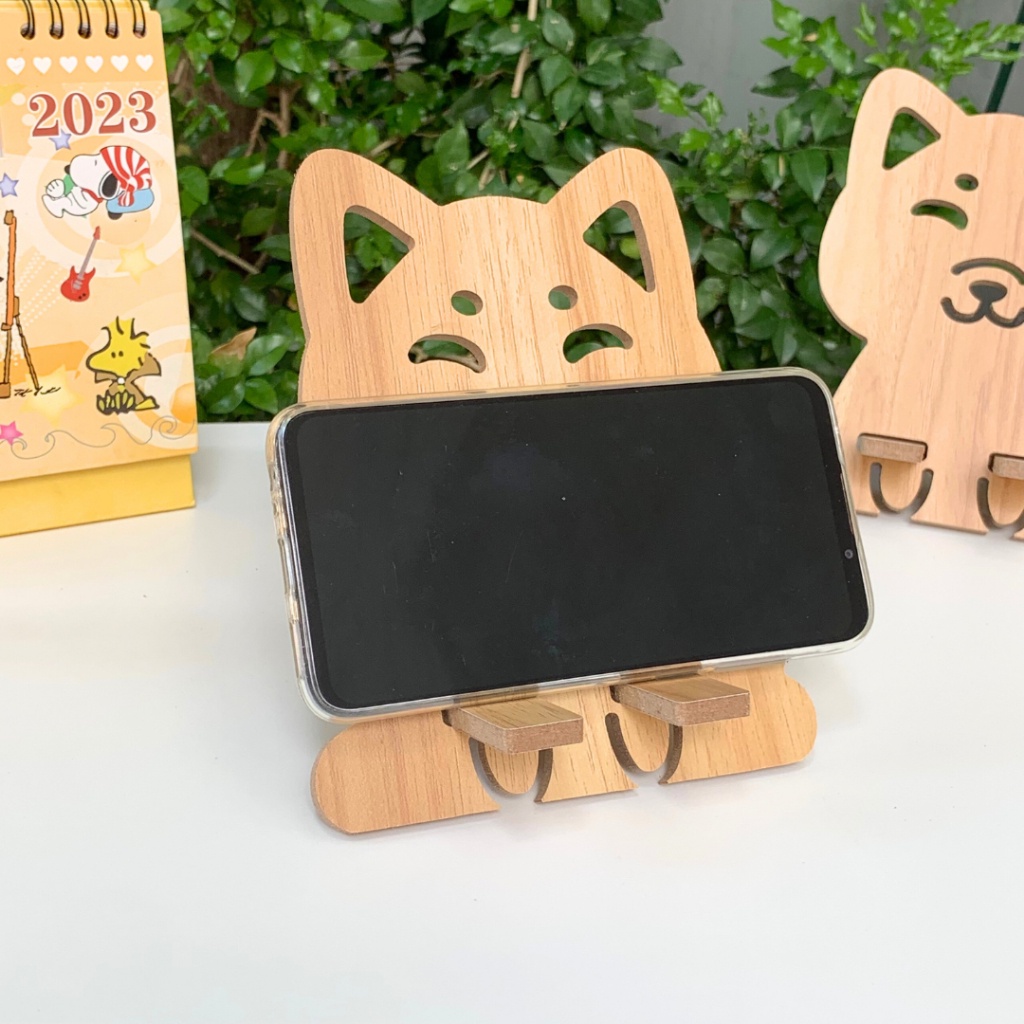 Kệ điện thoại giá đỡ máy tính bảng thông minh dễ thương bằng gỗ kích thước 16.5cm x 13.5 cm - Chó Shiba