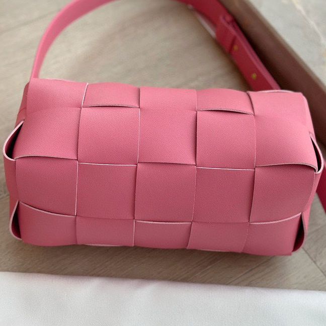 Bottega Veneta leather woven bag women's pink underarm bag fashionable all-match shoulder bag 2023 new advanced portable pillow bag XDP1