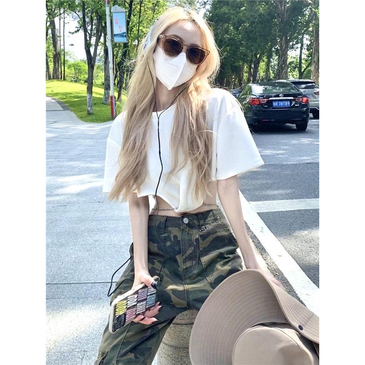 Stylish chain design white short t-shirt, perfect for women's casual street style