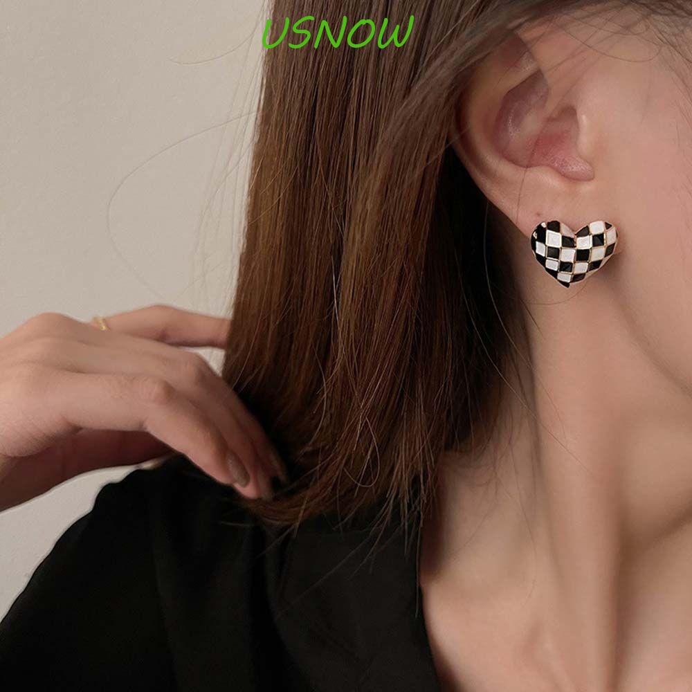 Khuyên Tai Kim Loại Họa Tiết Hình Học Màu Trắng Đen Thanh Lịch