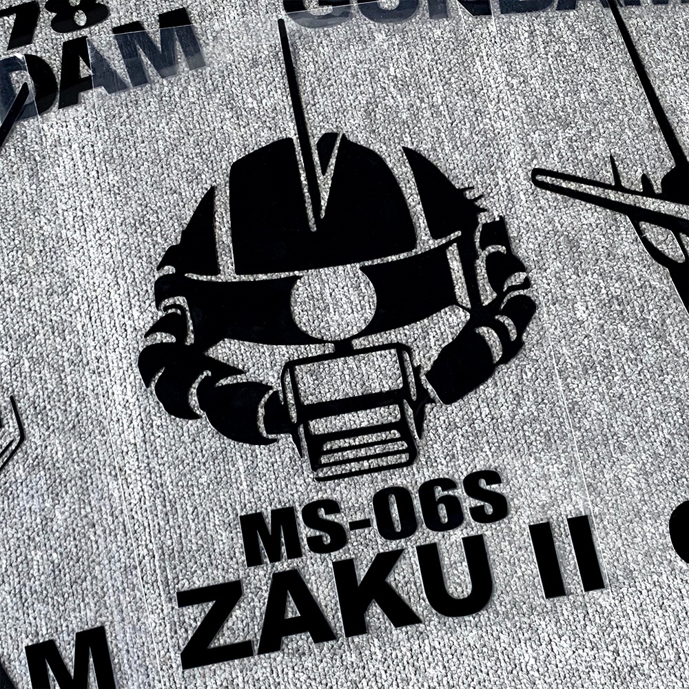 Sticker Dán Trang Trí Kính Chắn Gió Xe Hơi Hình GUNDAM Mobile Suit Nhật Bản