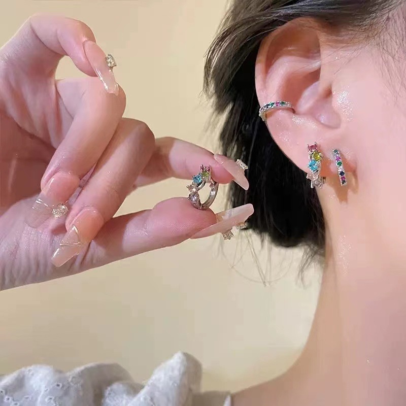 Đầy màu sắc vermiculite ear buckle female 2023 new high -end sensor earrings wild hot girls same earrings