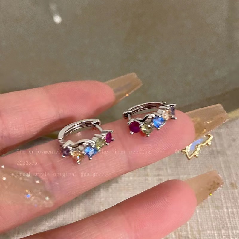 Đầy màu sắc vermiculite ear buckle female 2023 new high -end sensor earrings wild hot girls same earrings