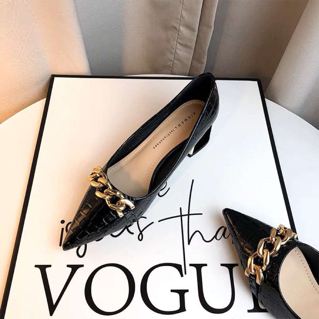 Giày cao gót mũi nhọn, gót dày cho nữ vào mùa xuân 2023, da bằng sáng chế mới, giày cao gót đen kiểu anh một bước, giày đơn cắt nông