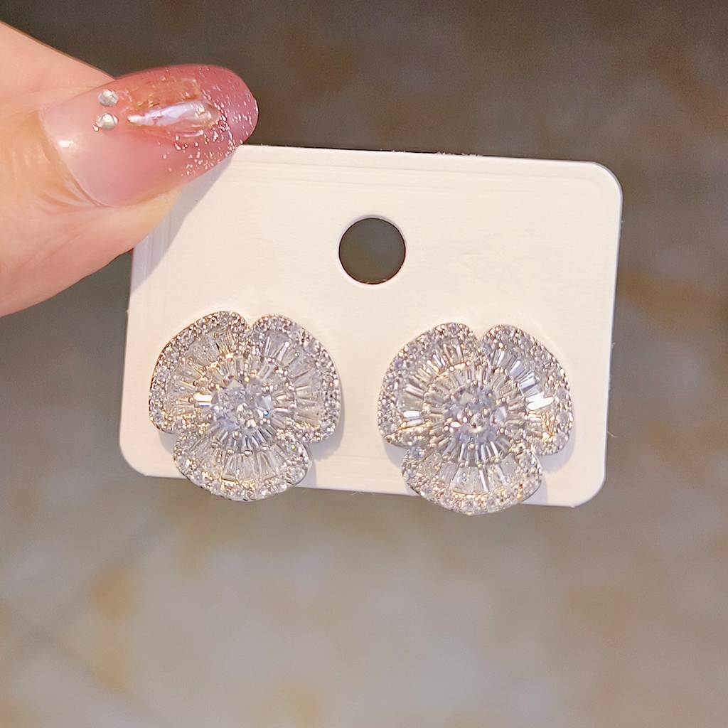 Khuyên Tai Hoa Trà Đính Đá Zircon Sang Trọng