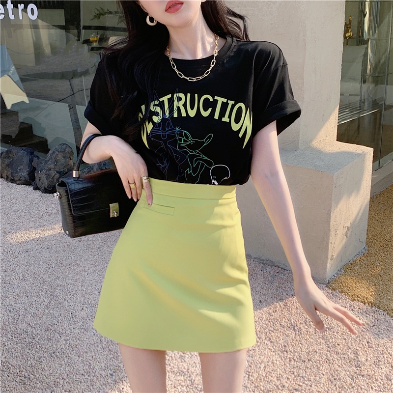 Bộ đồ thời trang Hàn Quốc cho nữ mùa hè gồm áo phông cổ tròn rộng và váy ngắn kiểu A eo cao ôm sát mông. Bộ đồ bao gồm 2 món, phù hợp cho các hoạt động giải trí