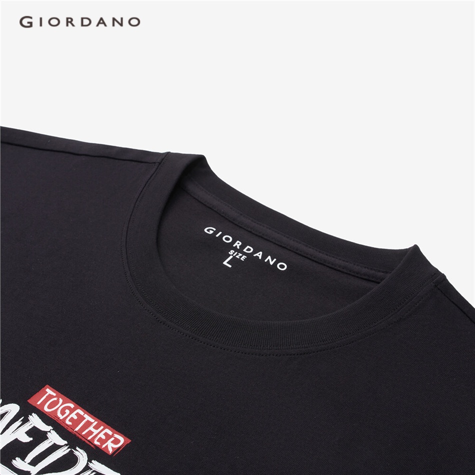 Áo thun nam GIORDANO 13093205 cotton 100% cổ tròn tay ngắn in họa tiết chữ dệt kim thời trang