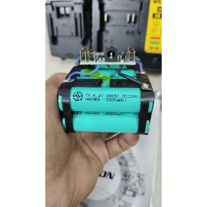 Máy cắt, máy mài pin Dewalt không chổi than ,chân pin phổ thông