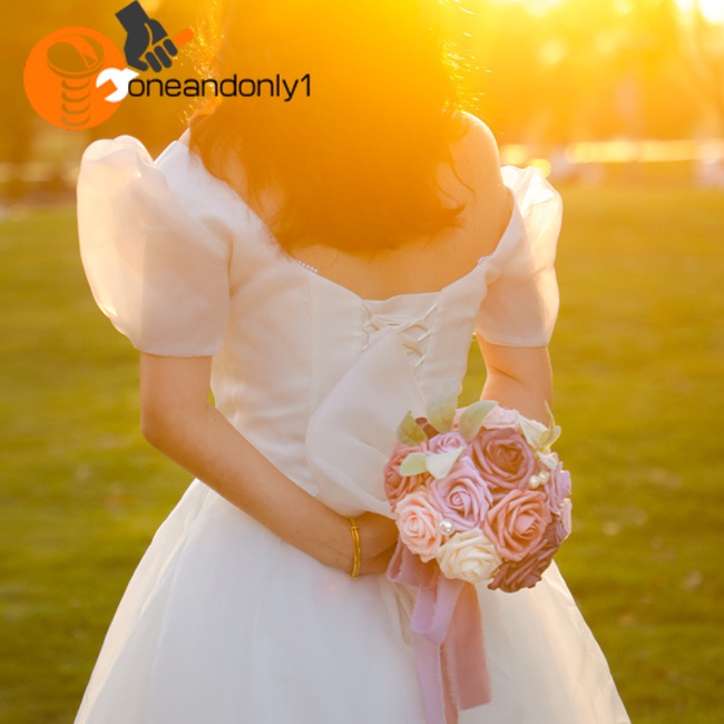 Bó Hoa Hồng Giả Cầm Tay Cho Cô Dâu Trong Tiệc Cưới