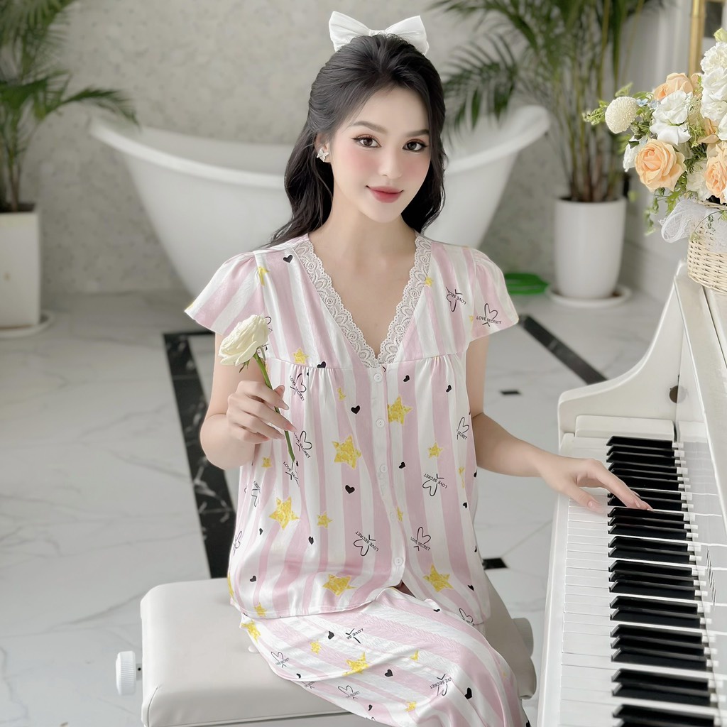 Bộ vân xước tay ngắn quần dài ren cổ V thoáng mát mềm mại Mai Ngô