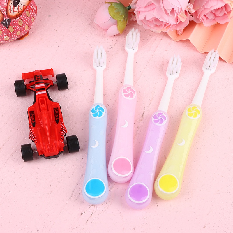 Bàn Chải Đánh Răng Lông Mềm Hình Hoạt Hình Màu Sắc Ngẫu Nhiên Cho Bé Trai