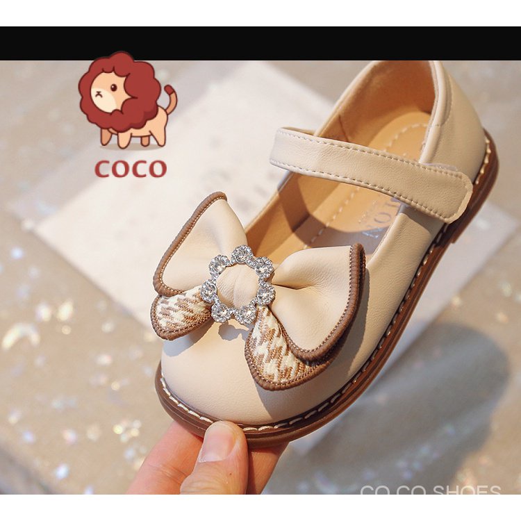 Giày cho bé gái 2023 mùa hè phong cách mới trẻ em dễ thương nơ hoa rhinestone giày công chúa biểu diễn giày da nhỏ