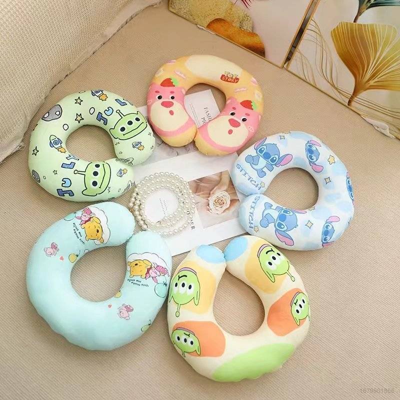 Lotso Gối Kê Cổ Hình Chữ U In Hình Hoạt Hình Winnie Stitch Sáng Tạo Dùng Trong Văn Phòng / Trường Học / Xe Hơi
