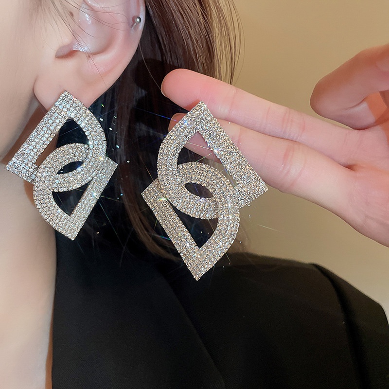 1 Đôi Bông Tai Hình Chữ Đính Kim Cương Phong Cách Âu Mỹ Thời Trang