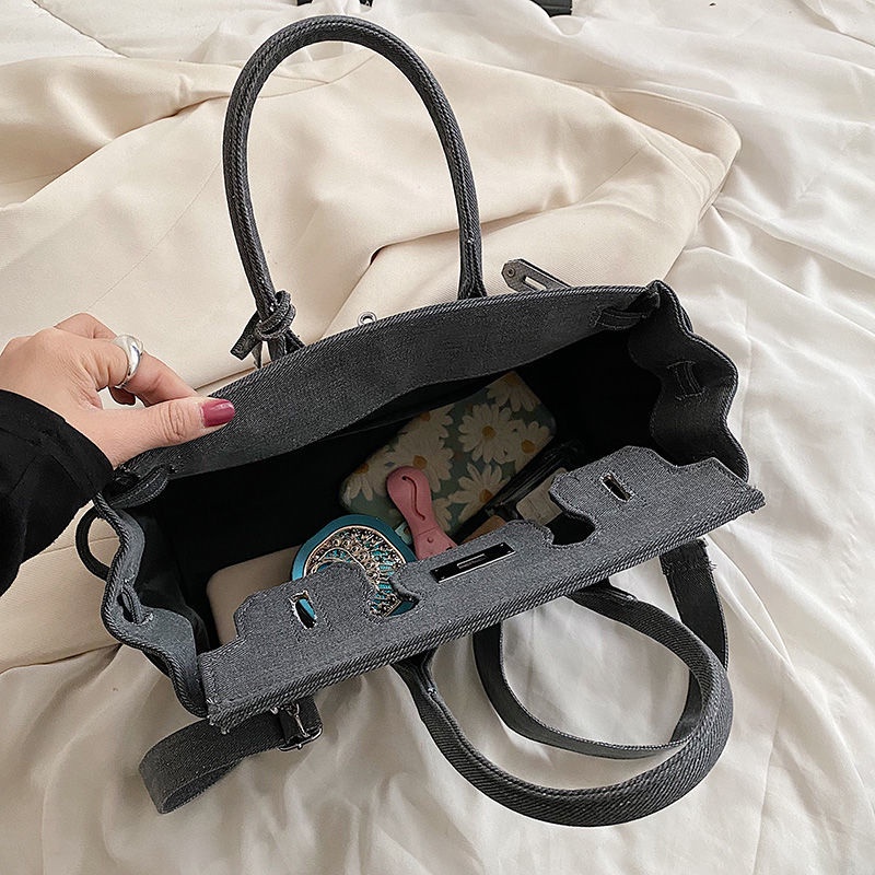 Túi Đeo Chéo Canvas Phối Khóa Bạch Kim Phong Cách Mới 2022