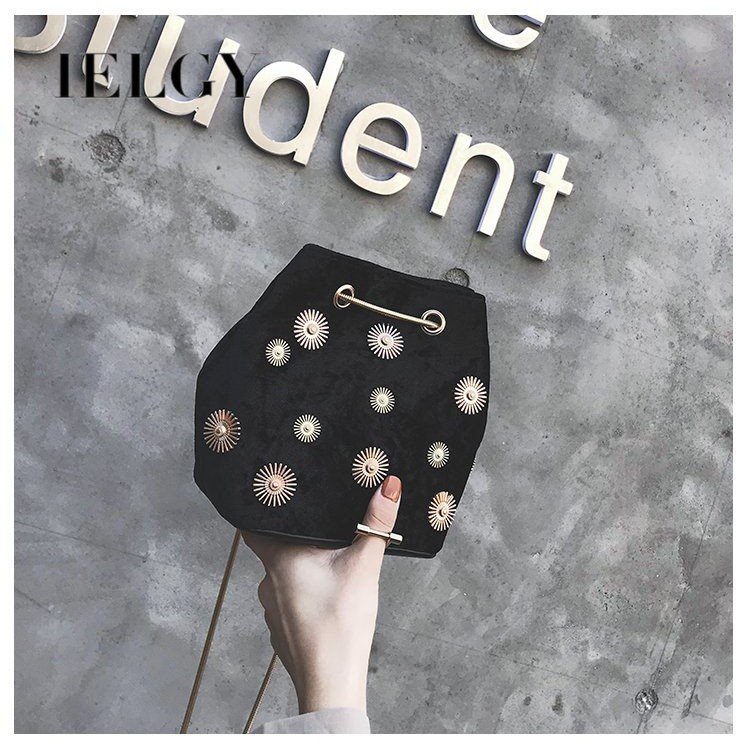 Túi đeo vai IELGY chất liệu nhung phối dây xích thời trang