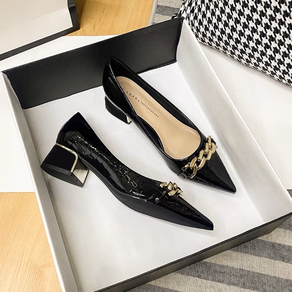 Giày cao gót mũi nhọn, gót dày cho nữ vào mùa xuân 2023, da bằng sáng chế mới, giày cao gót đen kiểu anh một bước, giày đơn cắt nông