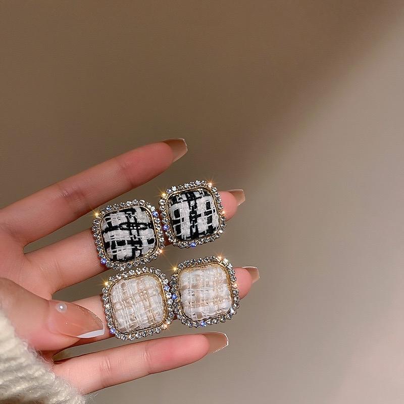 Bông tai caro vuông đính đá , khuyên tai phong cách hàn quốc cá tính sang chảnh