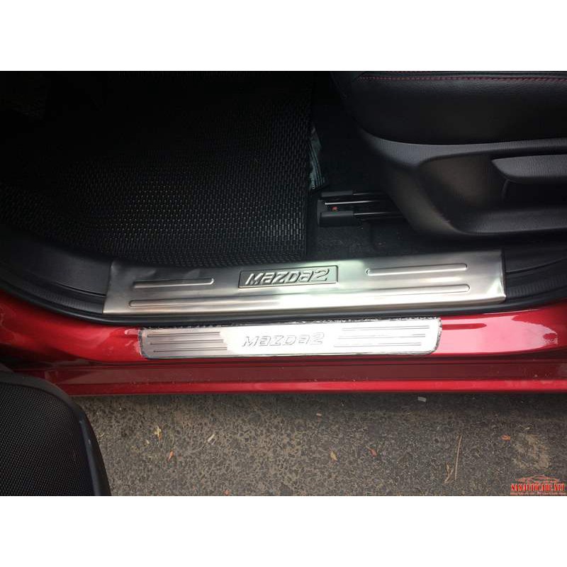 Ốp bậc cửa, nẹp cửa xe Mazda 2 2015 đến 2023 Mẫu INOX sáng đẹp, bền màu