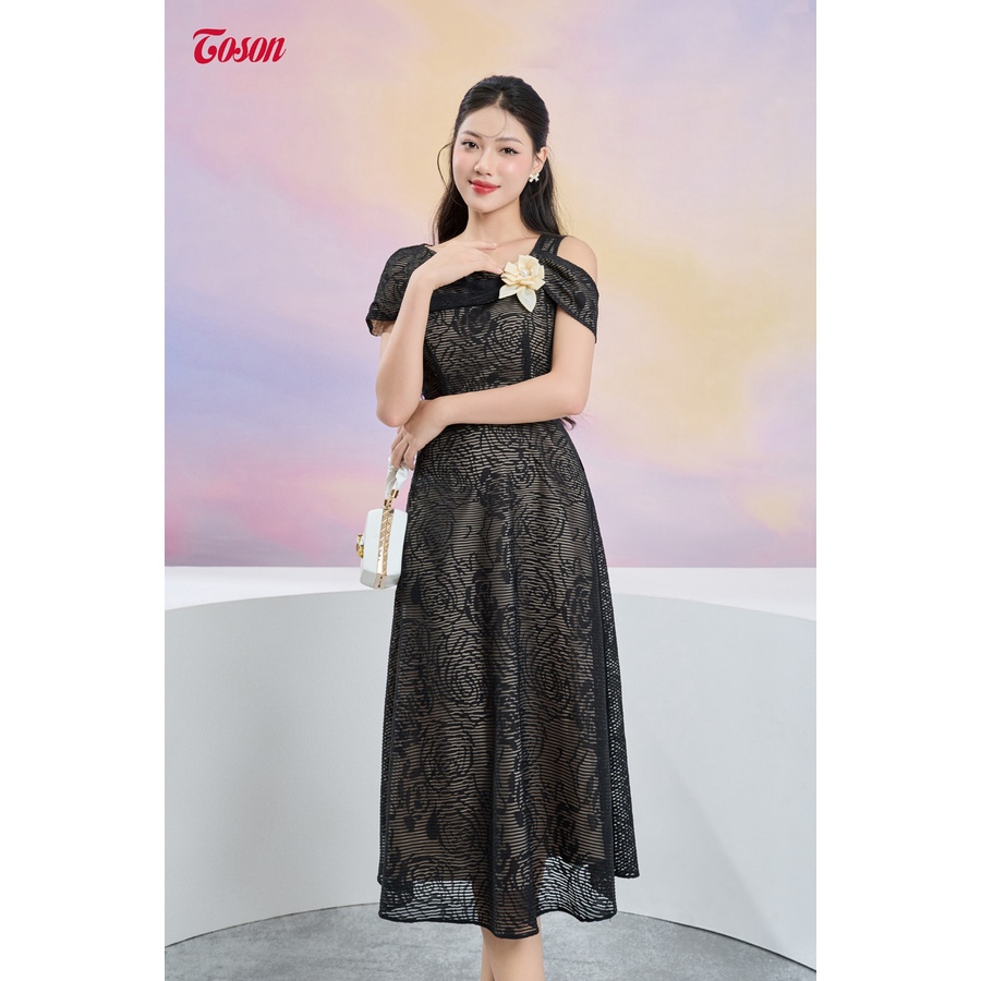 Đầm đen ren sợi thêu hoa, vai lệch đính hoa trang trí Limitted 49142B63 Toson