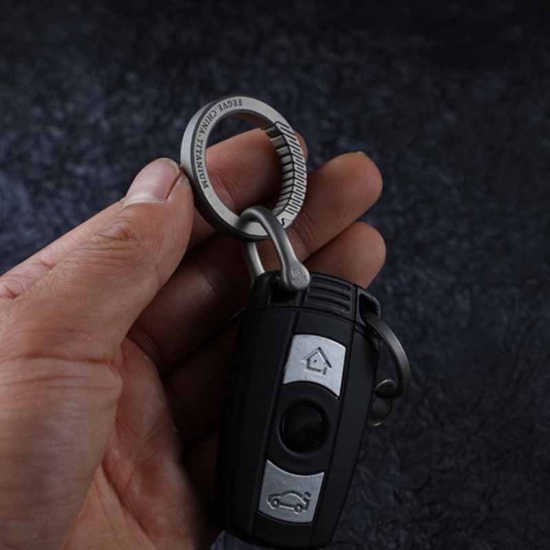Dc 360 ° Xoay hợp kim titan mờ móc khóa ô tô móc khóa nam mặt dây chuyền sáng tạo đơn giản