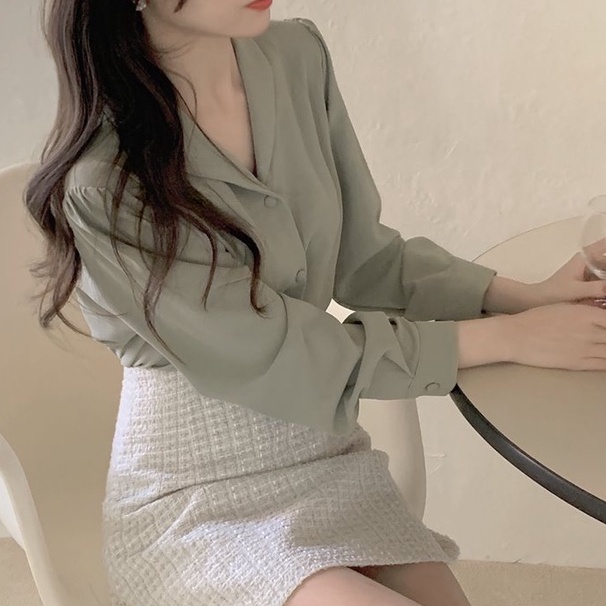 Áo sơ mi dài tay cổ chữ V đính hàng nút ngọt ngào