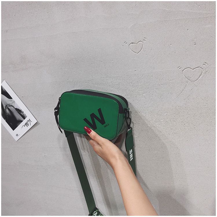 Túi Đeo Chéo Vai Bằng Da Bóng Thời Trang Hàn Quốc Sành Điệu Cho Nữ