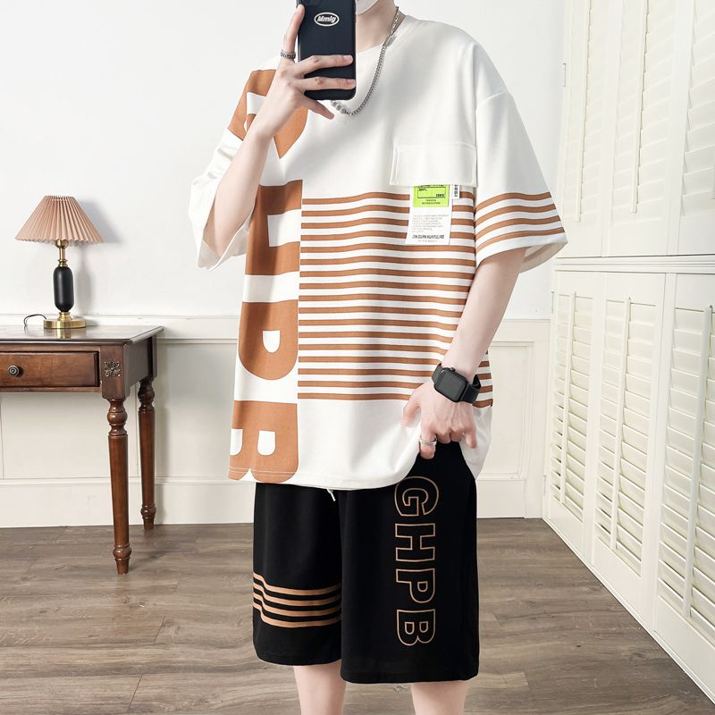 【luckin men's】áo thun form rộng+quần short，bộ đồ，đồ bộ nam，áo phông，Bộ đồ ngắn tay + quần short lụa băng mùa hè, áo phông học sinh tuổi teen hợp thời trang dành cho nam, một bộ quần áo hoàn chỉnh cho nam giới đẹp trai，bigsize，áo nam，áo sơ mi，đen