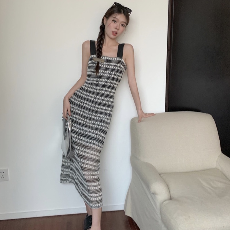 Đầm Hai Dây Dệt Kim Dáng Dài Xẻ Tà Họa Tiết Hoa Trắng Đen