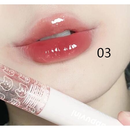 Đôi môi son môi sáng bóng của Capvini chống lại lớp da để duy trì màu sắc