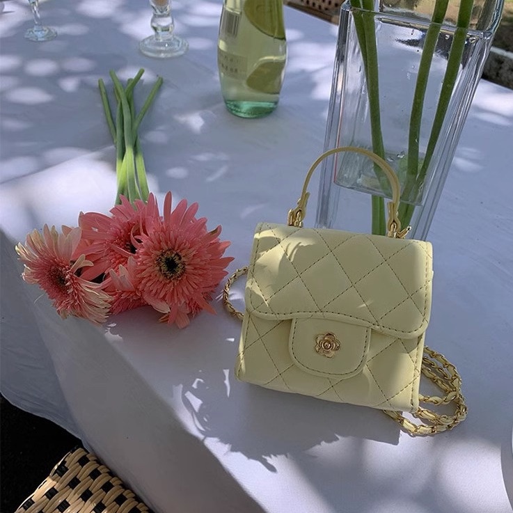 🔥 Túi đeo vai vuông nhỏ kết hợp với chuỗi 🔥 đá thời trang mùa hè 2023 mini túi màu vàng sữa gói cho sinh viên đi du lịch