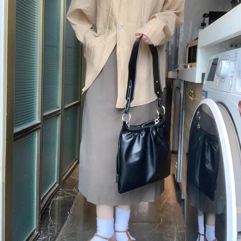 Túi Xách Xếp Ly Phối Dây Xích Đeo Vai Cá Tính Cho Nữ