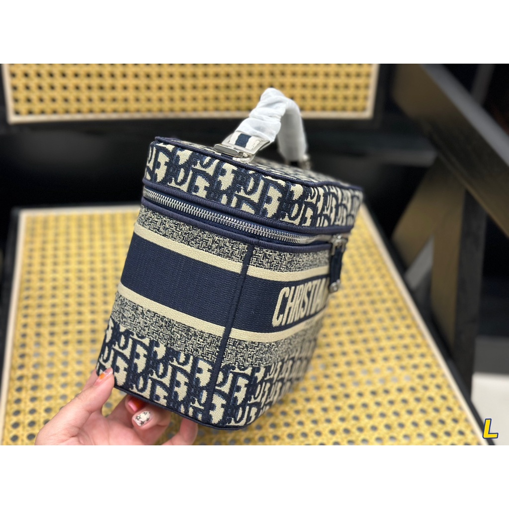 Hộp Đựng Mỹ Phẩm Xách Tay Dior Thiết Kế Dễ Thương Cho Nữ