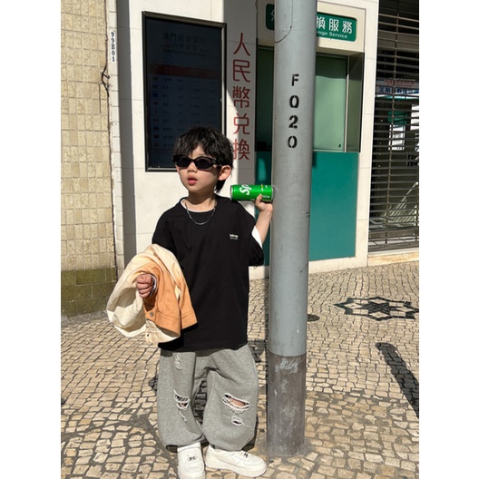 Áo thun ngắn tay chữ Ba.lencla.ga rách lai cá tính cho bé