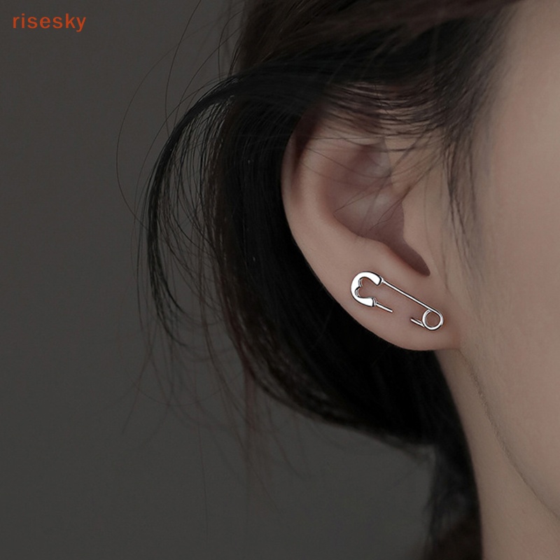 1 Đôi Bông Tai Hình Ghim Kẹp Giấy Màu Sắc Không Đồng Đều Phong Cách Gothic Dành Cho Nam Nữ