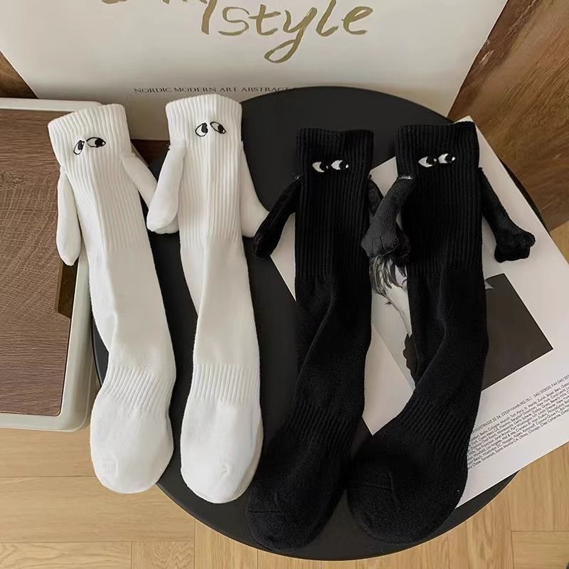 Đôi Vớ Cầm Tay Cặp Đôi Tik Tok Influencer Siêu Hot Ba Chiều Màu Trắng Thuần Cotton Hình Búp Bê Độ