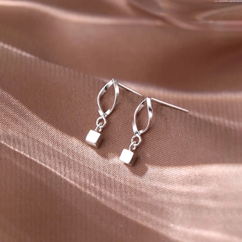 Khuyên Tai Hình Khối Lập Phương Màu Bạc Phong Cách Hàn Quốc Cho Nữ