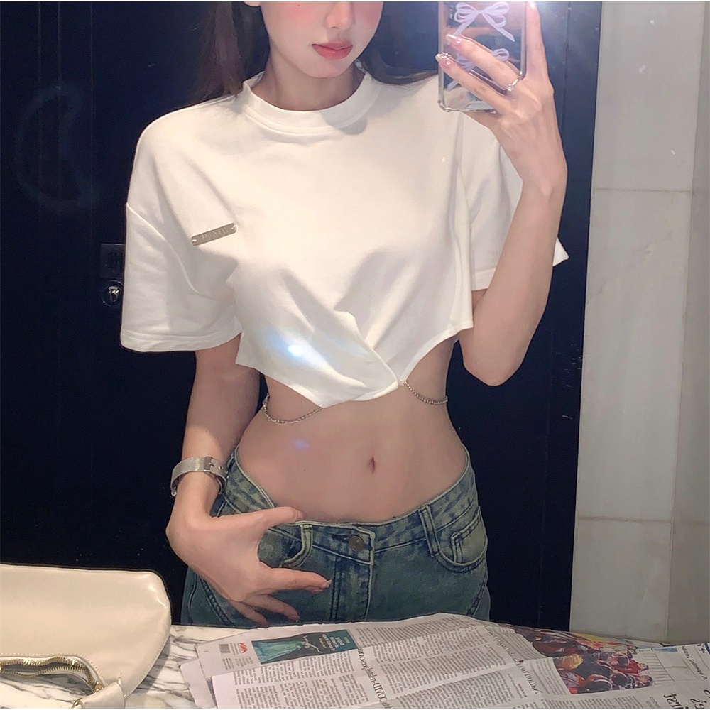 Stylish chain design white short t-shirt, perfect for women's casual street style