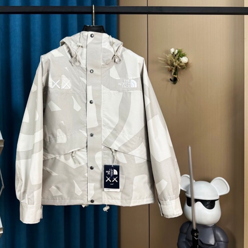 The north face x kaws 100% original authentic nam áo khoác có mũ trùm đầu chống gió thời trang của phụ nữ áo khoác thêu logo giản dị