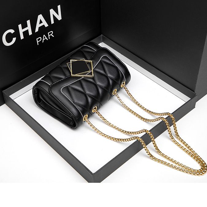 Túi Đeo Chéo Da Cừu Thật Đính Đá Phối Dây Xích Thời Trang Cho Nữ