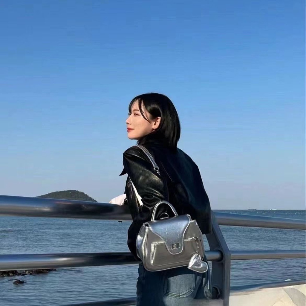 Túi Đeo Vai Hình Vuông Cỡ Nhỏ Phối Dây Đeo Sợi Xích Thiết Kế