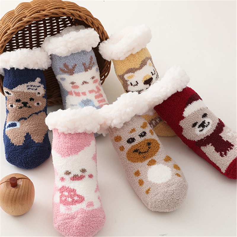 Vớ Giữ Ấm Mùa Đông Bằng Silicon Lót Lông Cừu San Hô Họa Tiết Hoạt Hình Màu Đỏ Cho Bé Sơ Sinh 0-4 Tuổi