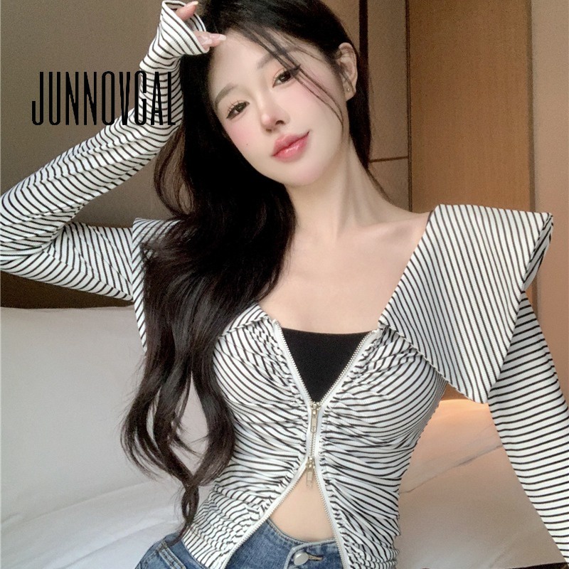 Áo nữ JUNNOVGAL ôm dáng vừa vặn kẻ sọc phối cổ lá sen trễ vai khí chất sexy thời trang mới 2023