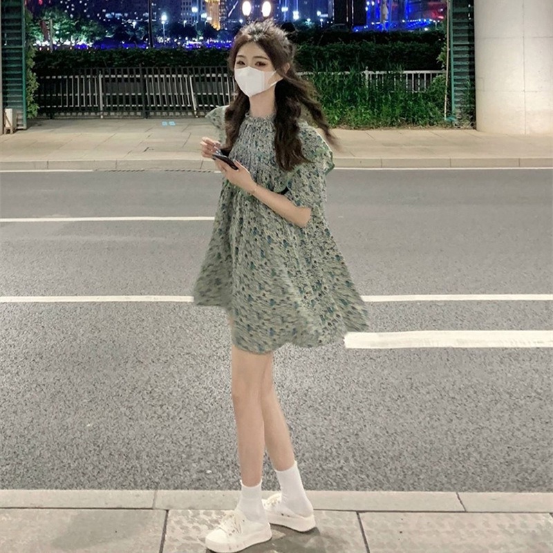 Đầm Búp Bê Ngắn Dáng Rộng Viền Lá Sen In Hoa Nhỏ Màu Xanh Lá Tươi Mới Mùa Hè Cho Nam Và Nữ