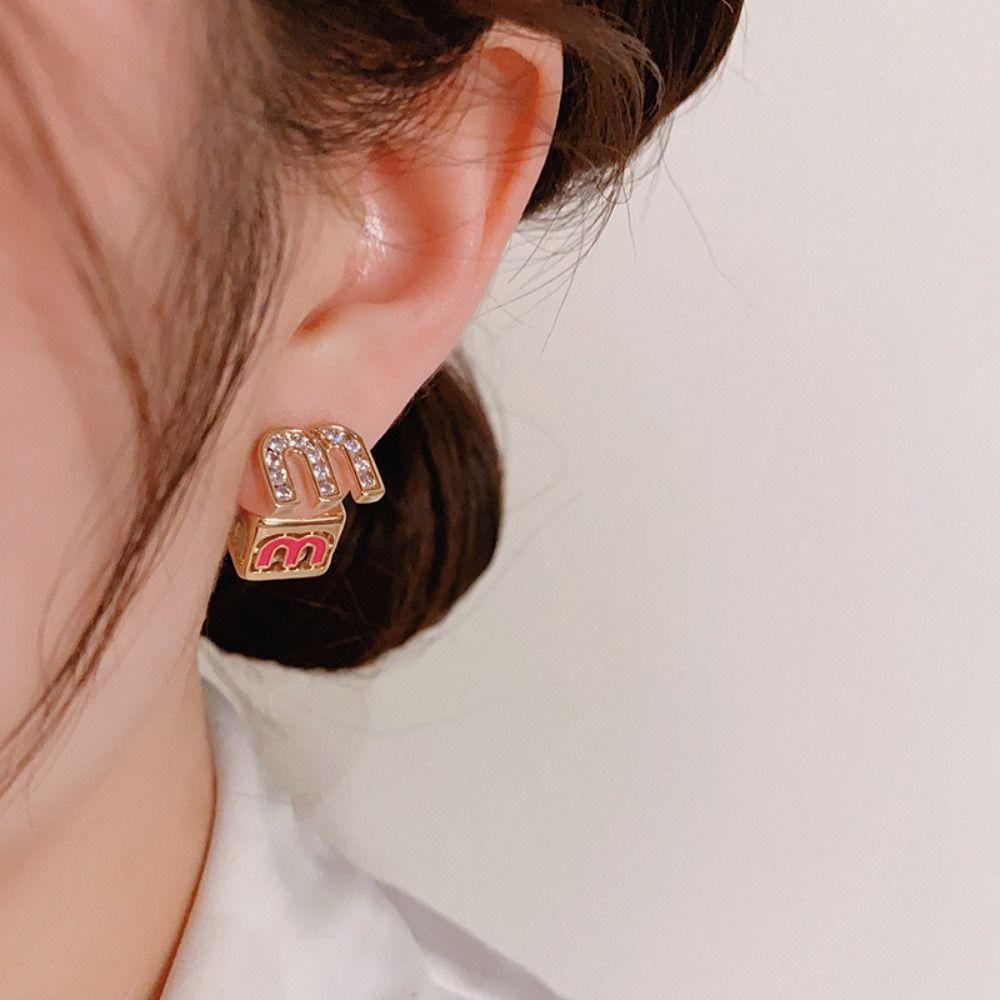 Bông Tai Chữ M HìNh KhốI Vuông NhiềU MàU SắC